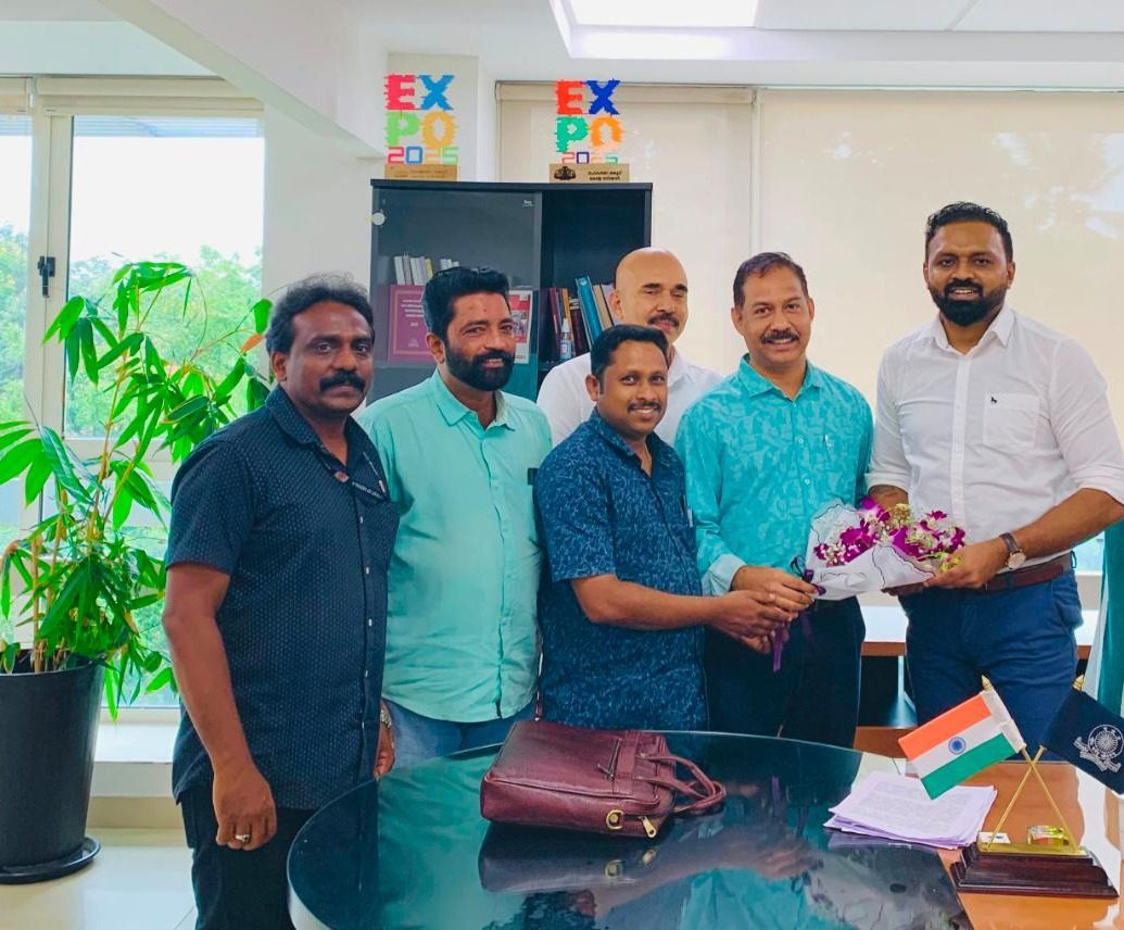 സഹകരണ സംഘം രജിസ്ട്രാറായി നിയമിതനായ പ്രേം കൃഷ്‌ണൻ ഐഎഎസ് ന് സഹകരണ വീക്ഷണം നൽകിയ ആദരം .