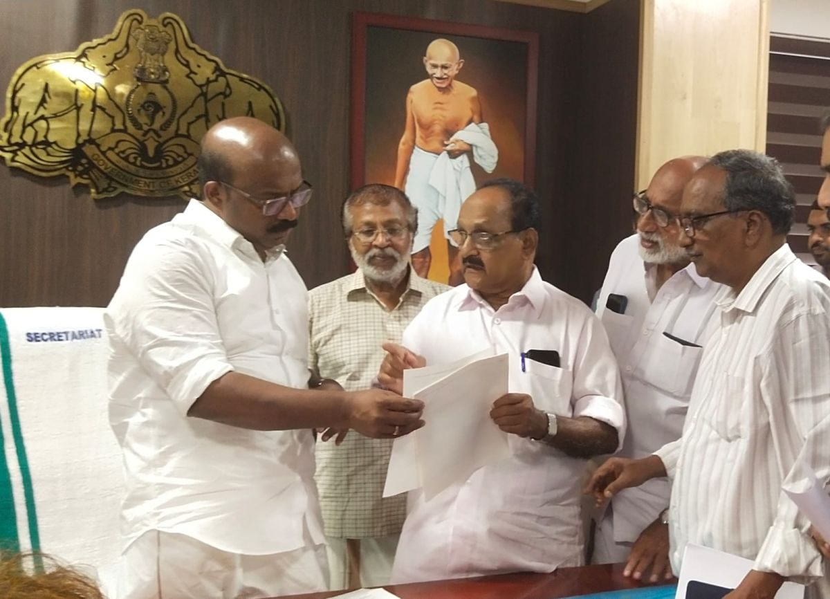 സഹകരണ വകുപ്പ് മന്ത്രിക്ക് അവകാശപത്രികനൽകി  