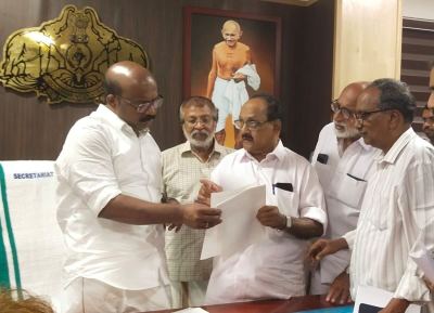 സഹകരണ വകുപ്പ് മന്ത്രിക്ക് അവകാശപത്രികനൽകി  
